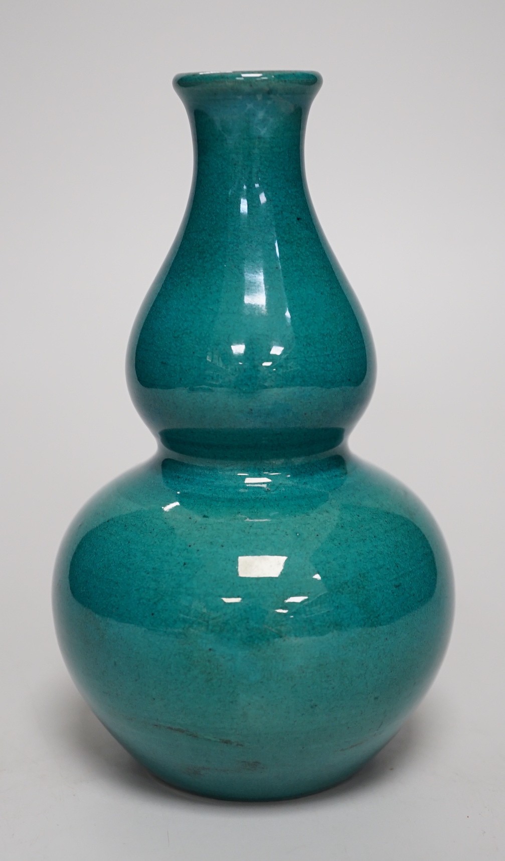 A Chinese turquoise glaze double gourd vase, 17cm